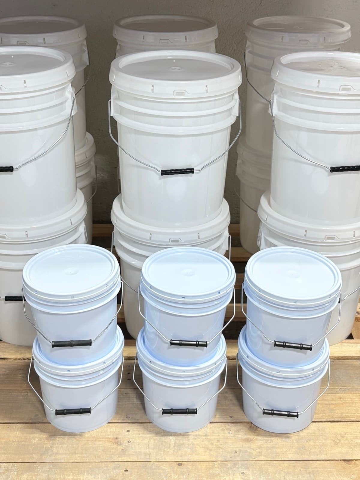 Cubetas Scimmia 19L y 4L apiladas en bodega